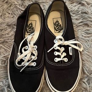Black and white authentic style VANS 🦨